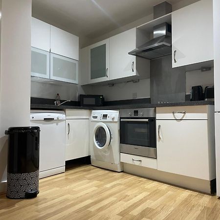בורנמות' Entire Town Centre 2 Bedroom Apartment Very Close To Beach מראה חיצוני תמונה