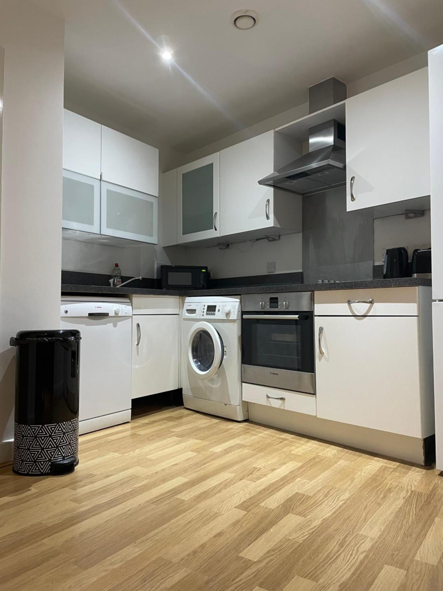 בורנמות' Entire Town Centre 2 Bedroom Apartment Very Close To Beach מראה חיצוני תמונה