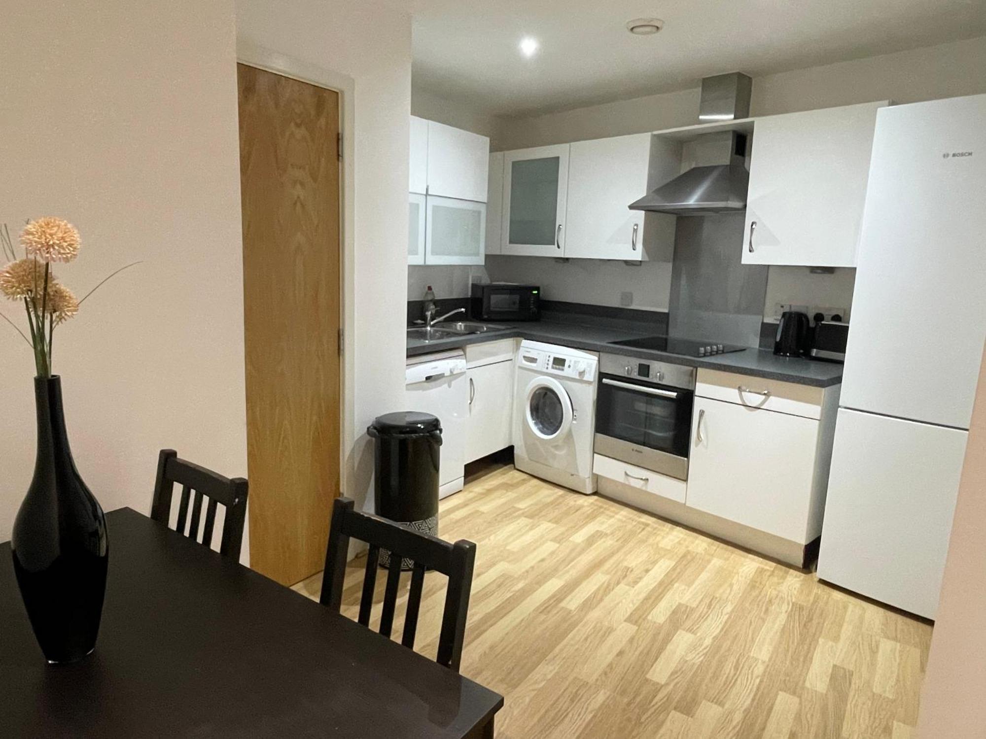 בורנמות' Entire Town Centre 2 Bedroom Apartment Very Close To Beach מראה חיצוני תמונה